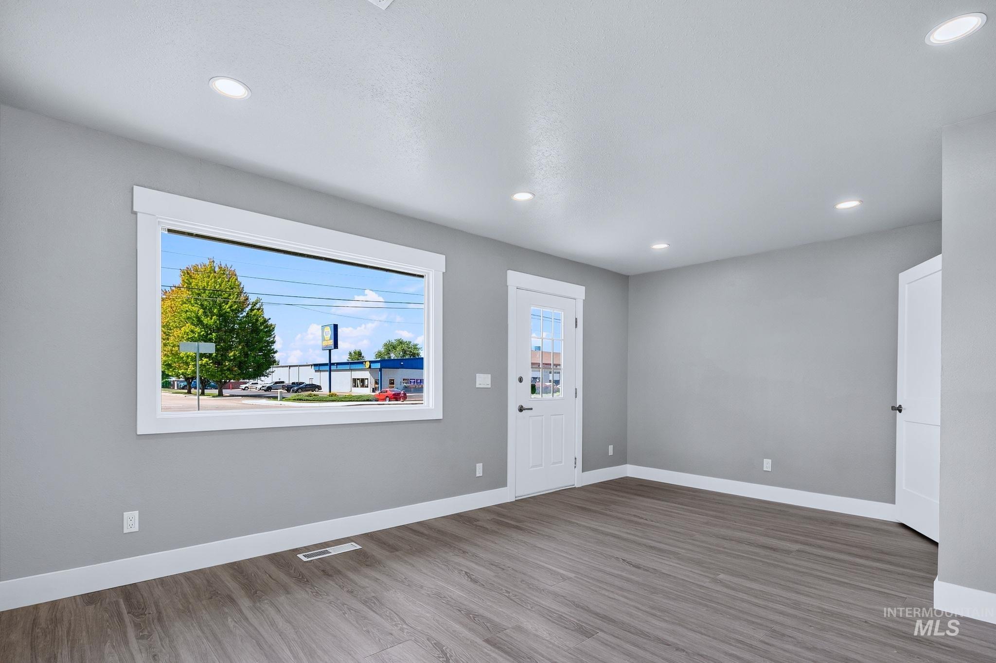 300 N Meridian Rd, Meridian, Idaho 83642, 3 Bedrooms, 6 Rooms, Business/Commercial For Sale, Price $590,000,MLS 98996408