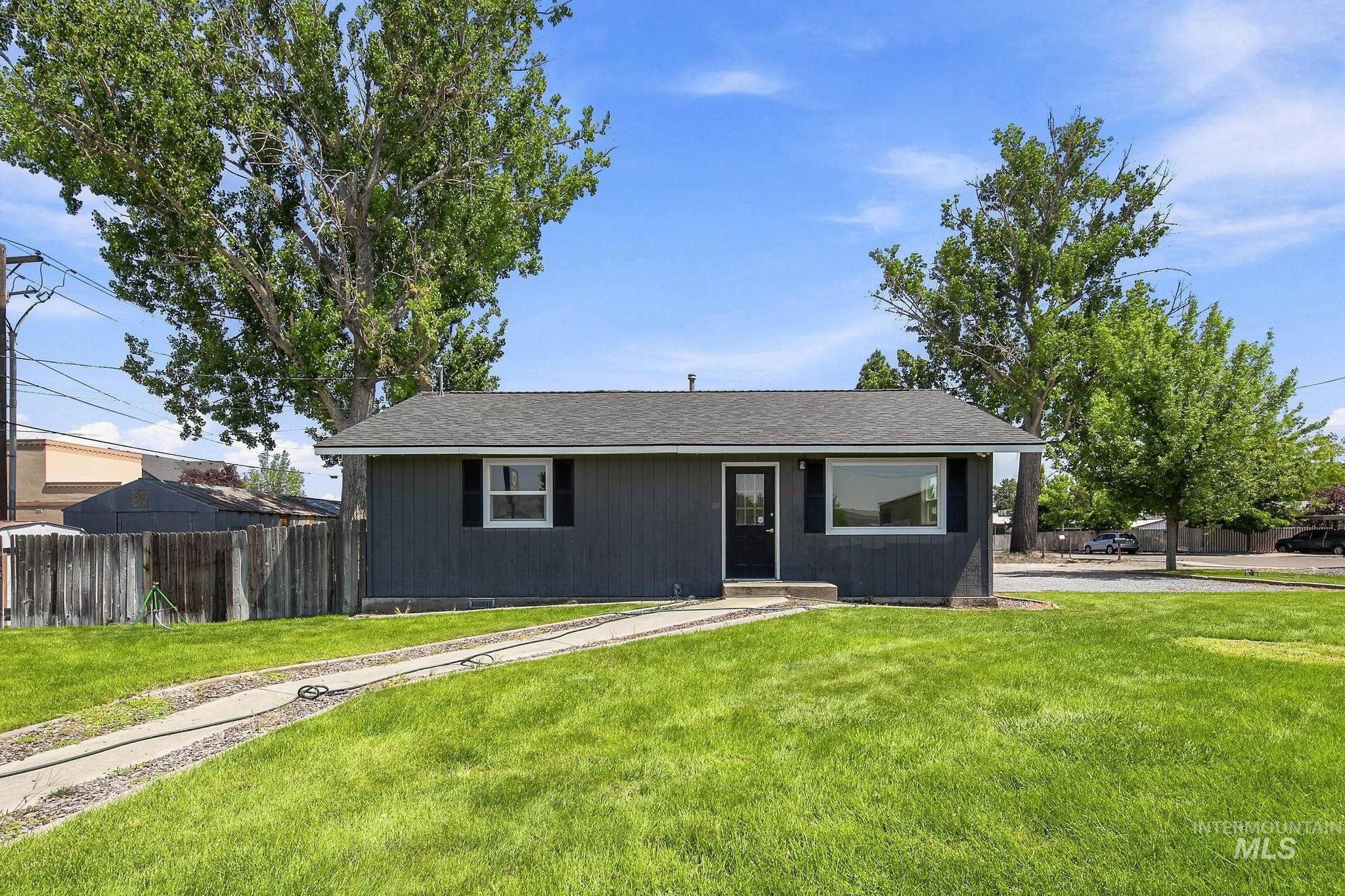 300 N Meridian Rd, Meridian, Idaho 83642, 3 Bedrooms, 6 Rooms, Business/Commercial For Sale, Price $590,000,MLS 98996408