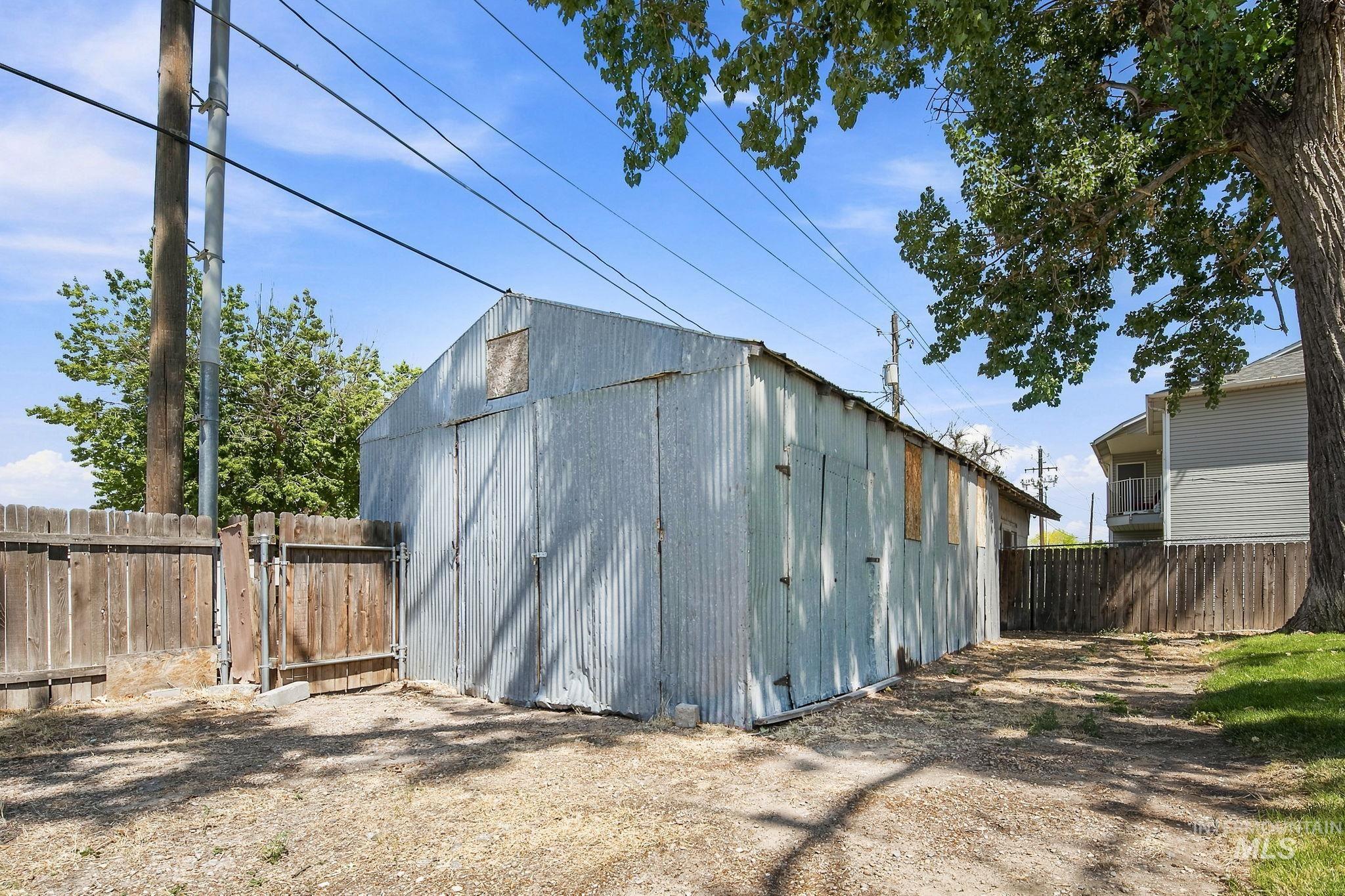 300 N Meridian Rd, Meridian, Idaho 83642, 3 Bedrooms, 6 Rooms, Business/Commercial For Sale, Price $590,000,MLS 98996408