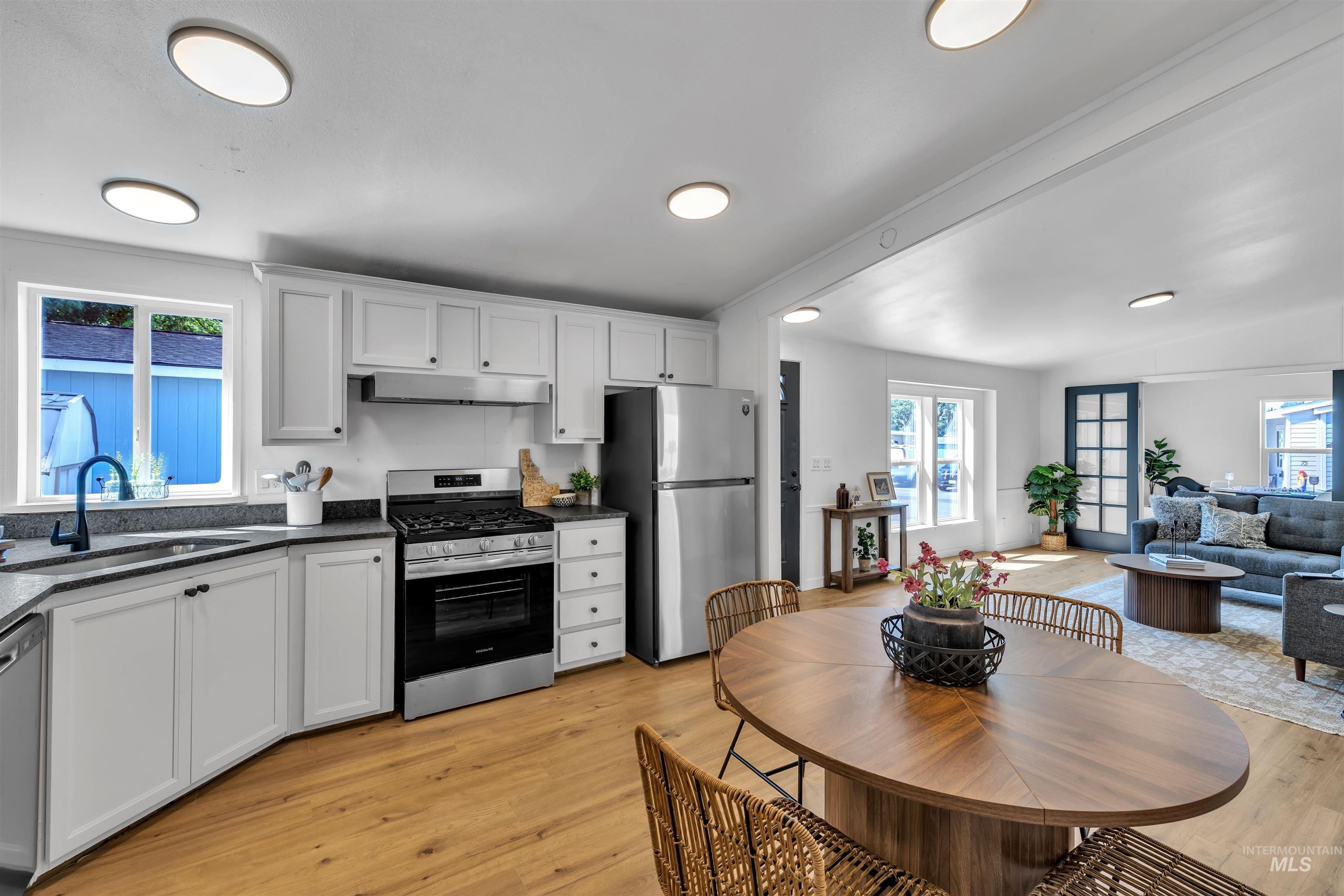 2401 S Owyhee st, Boise, Idaho 83705, 2 Bedrooms, 2 Bathrooms, Residential For Sale, Price $159,000, 98996422