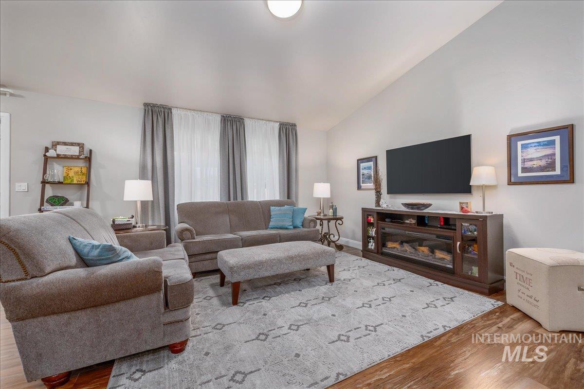 5911 W Quintale Dr, Meridian, Idaho 83646, 3 Bedrooms, 2 Bathrooms, Residential For Sale, Price $470,000,MLS 98996426