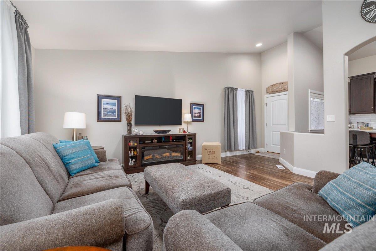 5911 W Quintale Dr, Meridian, Idaho 83646, 3 Bedrooms, 2 Bathrooms, Residential For Sale, Price $470,000,MLS 98996426
