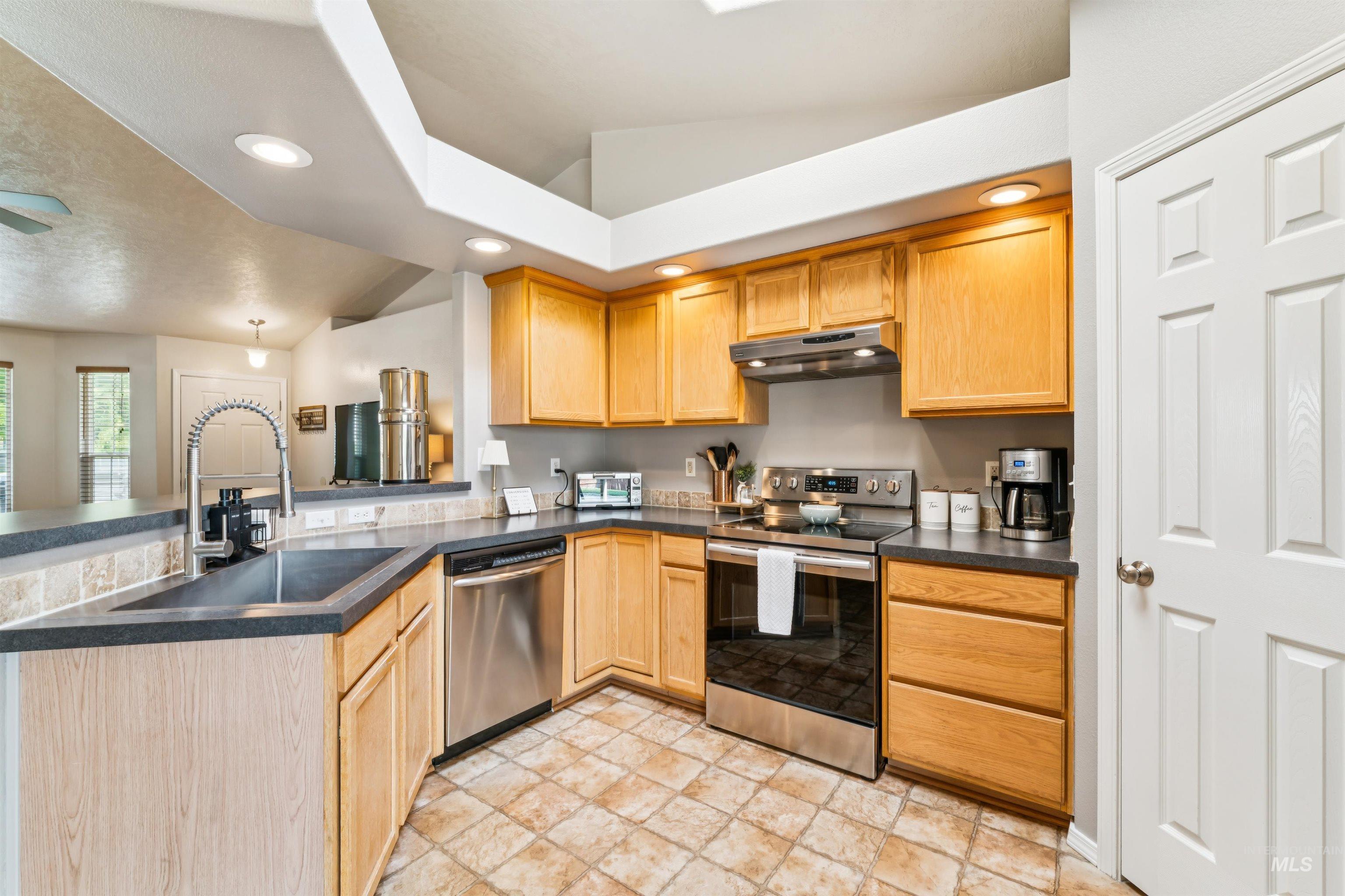 8655 W Dulcimer St., Boise, Idaho 83709, 3 Bedrooms, 2 Bathrooms, Residential For Sale, Price $424,999, 98996428