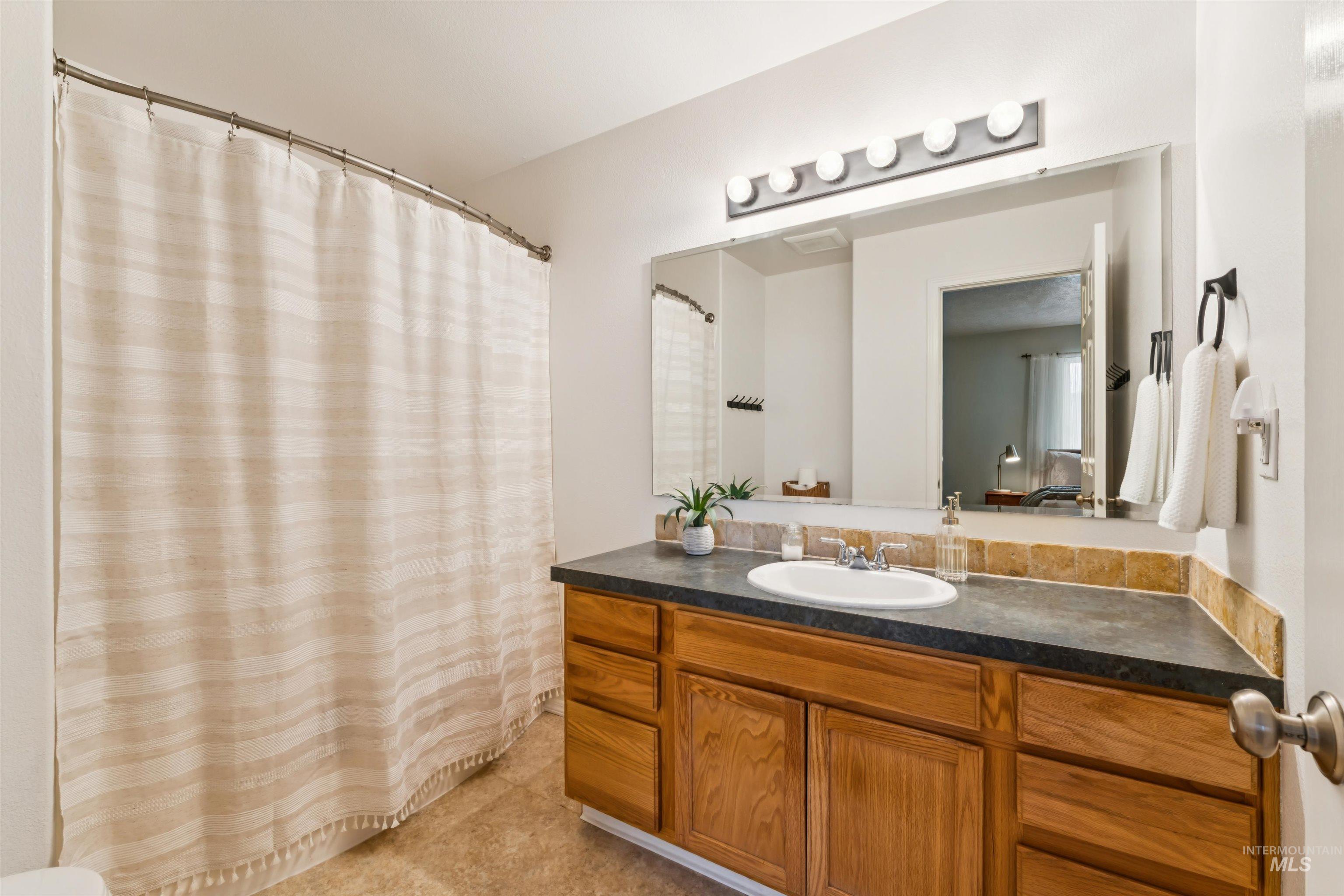 8655 W Dulcimer St., Boise, Idaho 83709, 3 Bedrooms, 2 Bathrooms, Residential For Sale, Price $424,999, 98996428