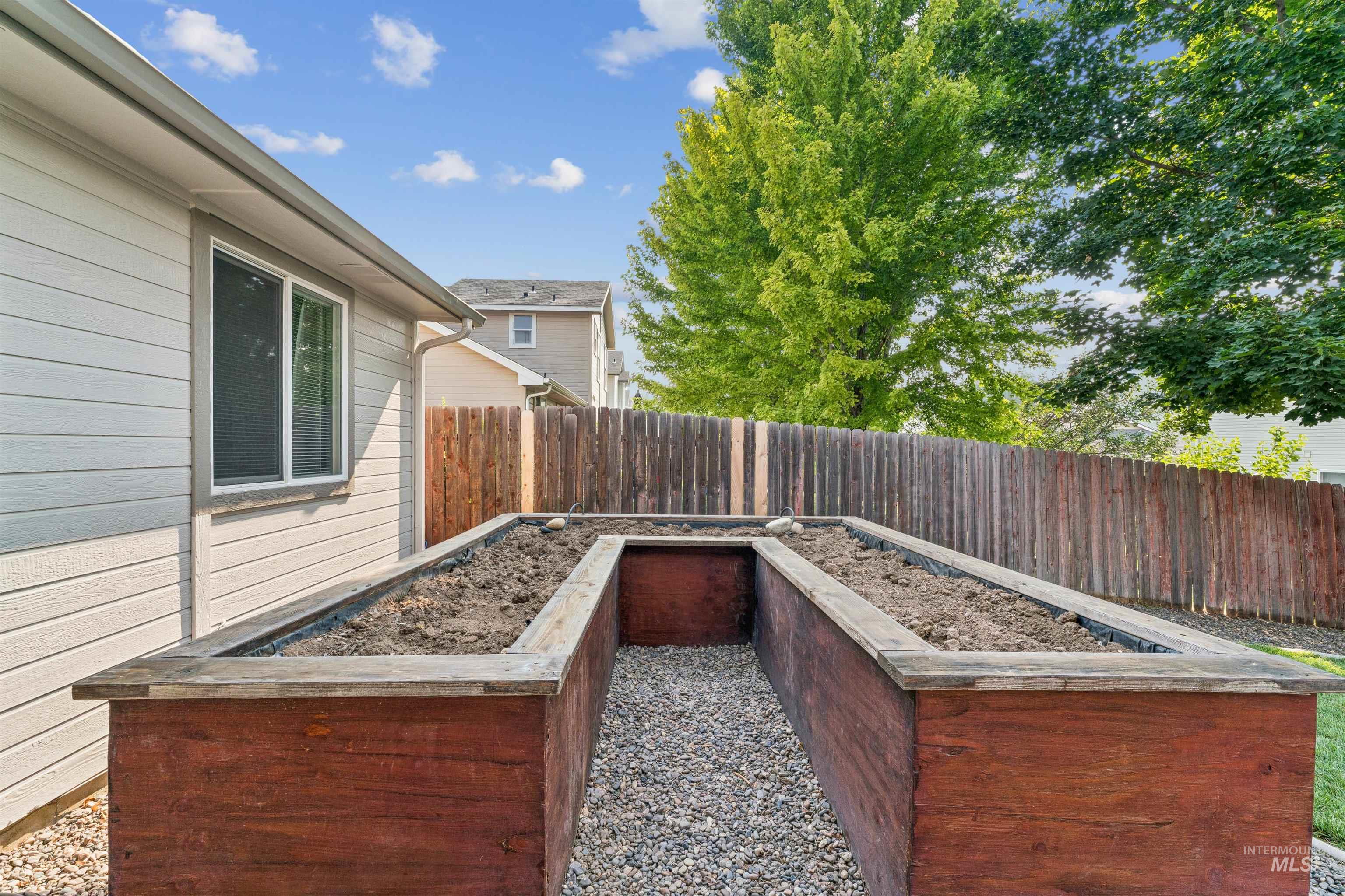 8655 W Dulcimer St., Boise, Idaho 83709, 3 Bedrooms, 2 Bathrooms, Residential For Sale, Price $424,999, 98996428