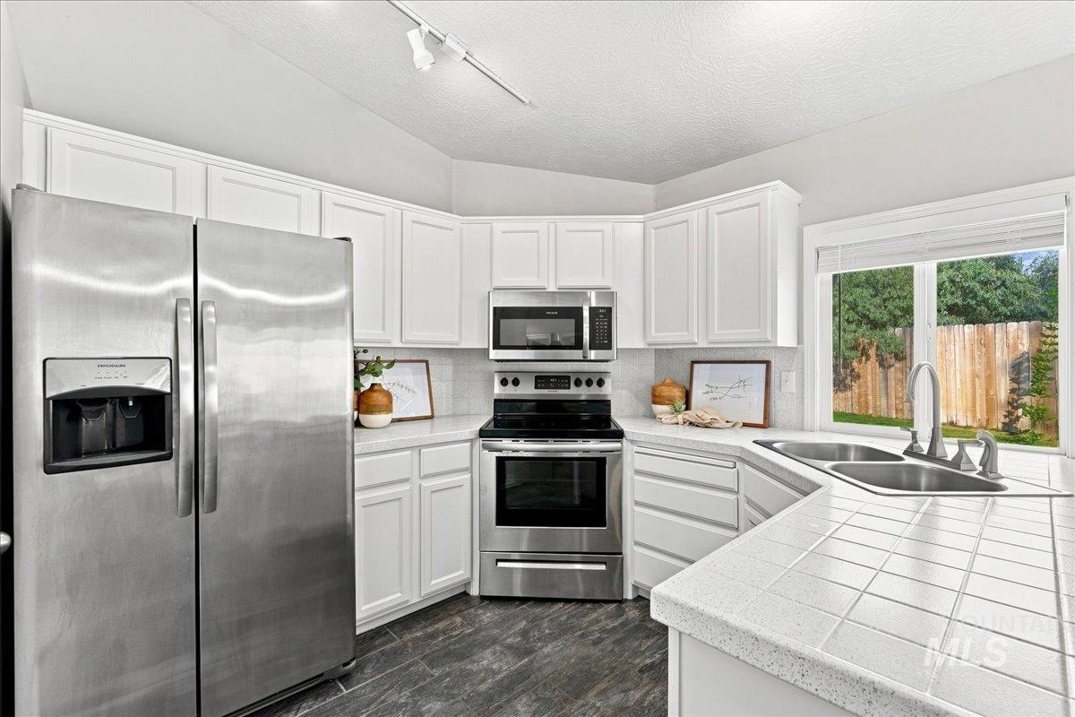 4200 E Carnation Court, Boise, Idaho 83716, 3 Bedrooms, 2 Bathrooms, Residential For Sale, Price $475,000,MLS 98996430
