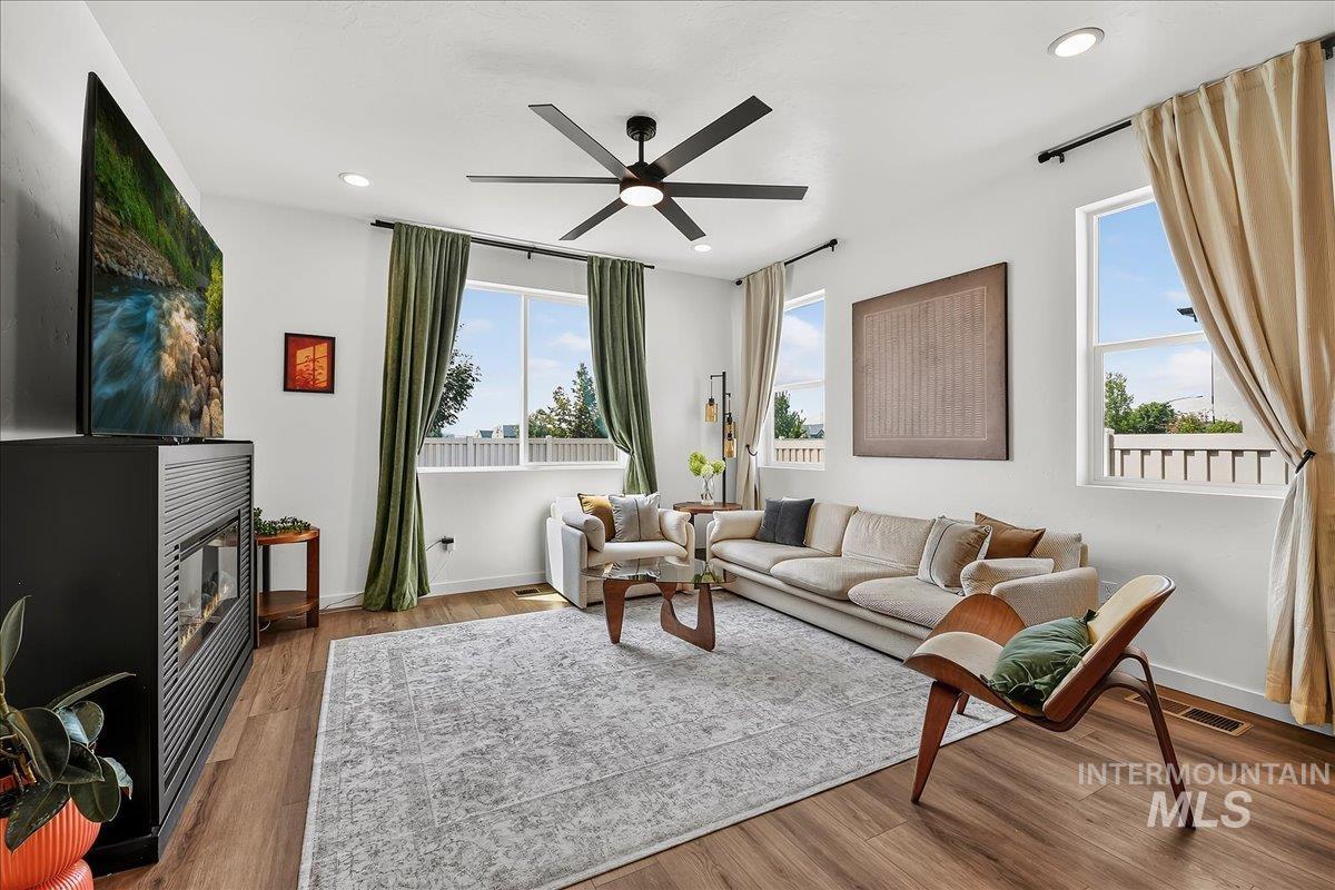 555 Burnside Ave, Middleton, Idaho 83644, 3 Bedrooms, 2 Bathrooms, Residential For Sale, Price $554,900, 98996434