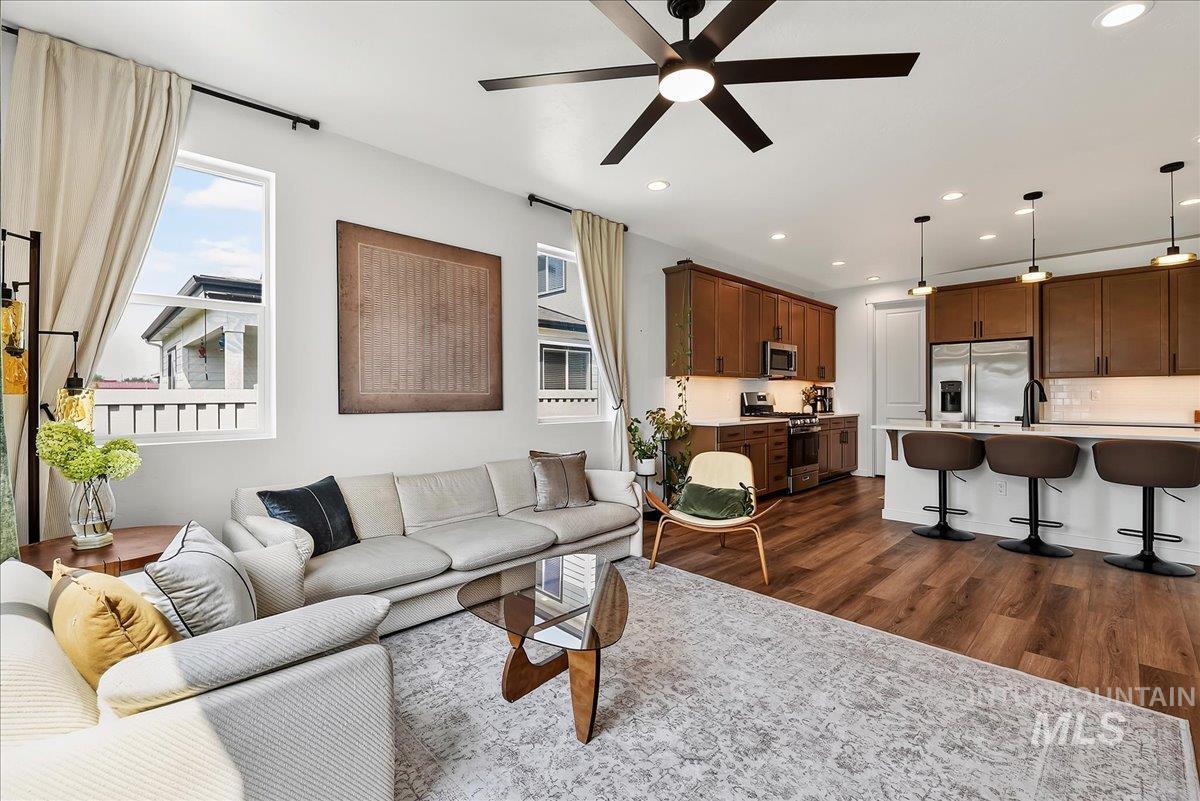 555 Burnside Ave, Middleton, Idaho 83644, 3 Bedrooms, 2 Bathrooms, Residential For Sale, Price $554,900, 98996434
