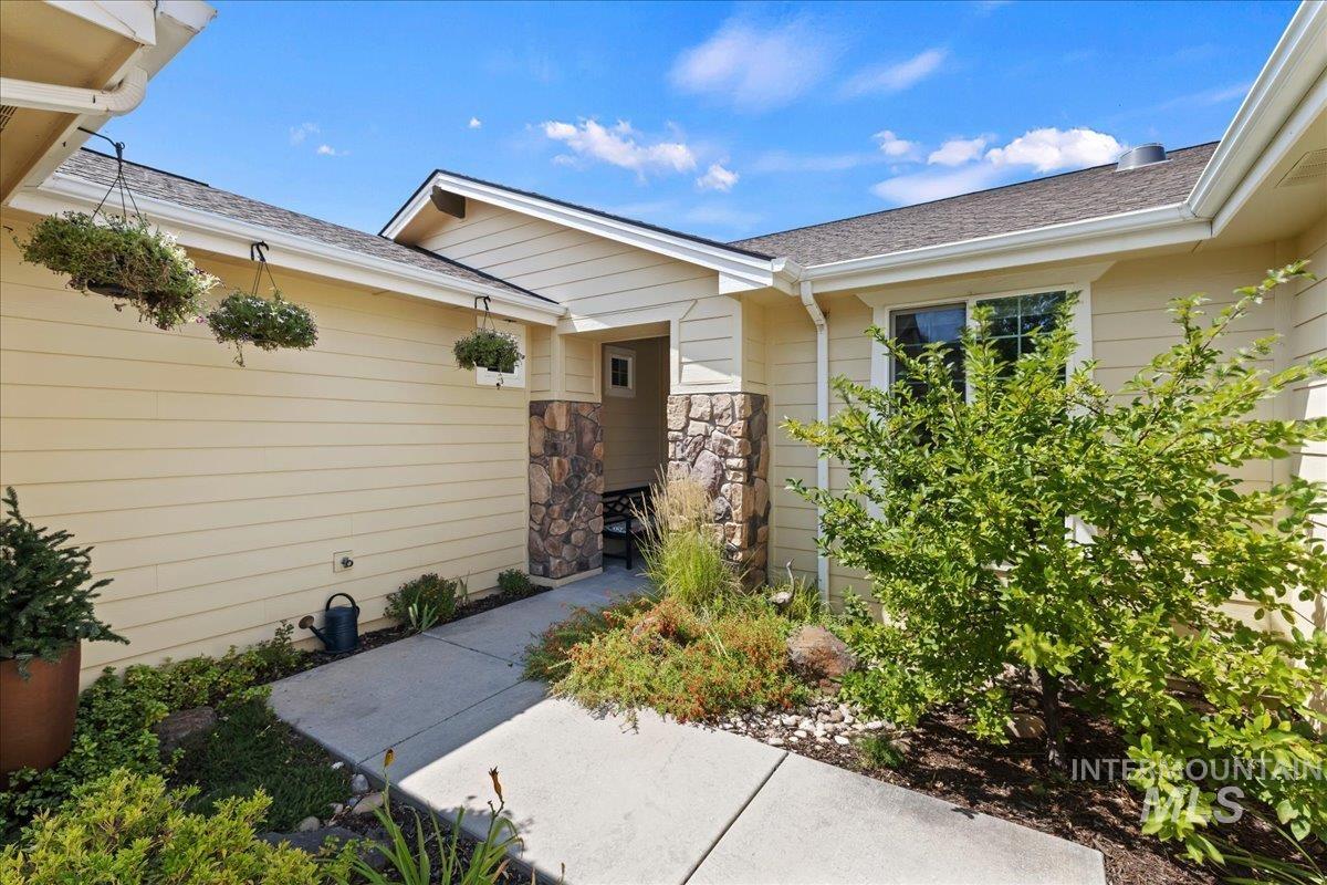 18597 N Goldenridge Place, Boise, Idaho 83714, 4 Bedrooms, 2.5 Bathrooms, Residential For Sale, Price $711,000,MLS 98996476