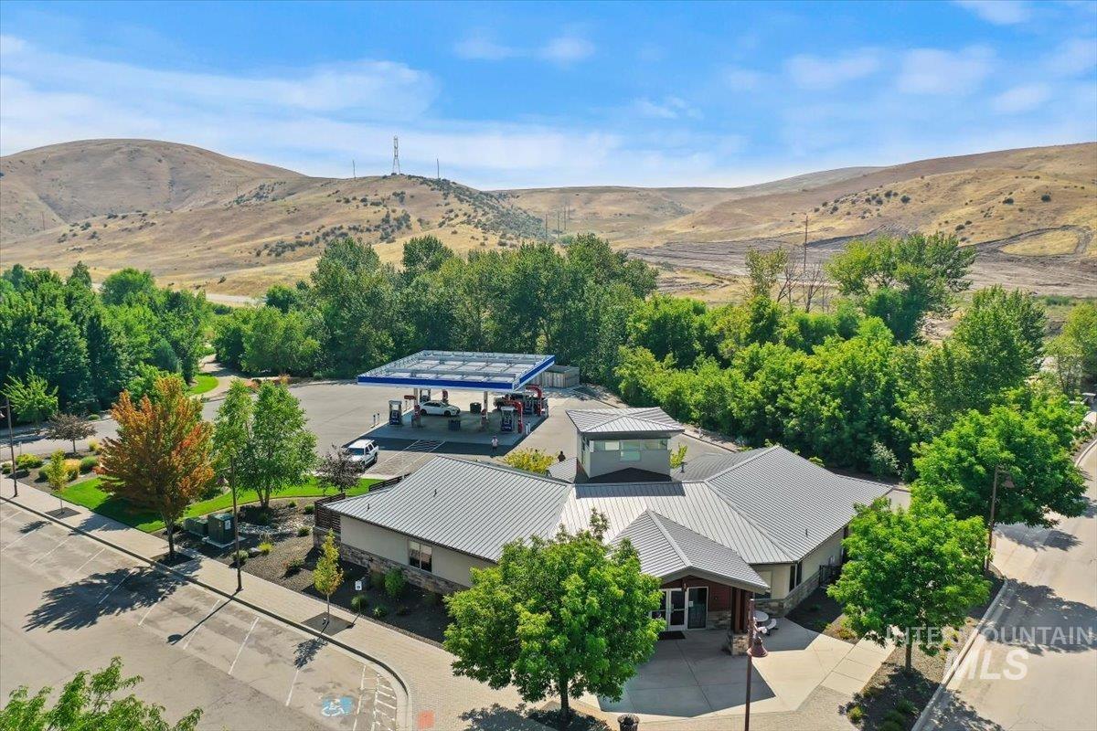 18597 N Goldenridge Place, Boise, Idaho 83714, 4 Bedrooms, 2.5 Bathrooms, Residential For Sale, Price $711,000,MLS 98996476
