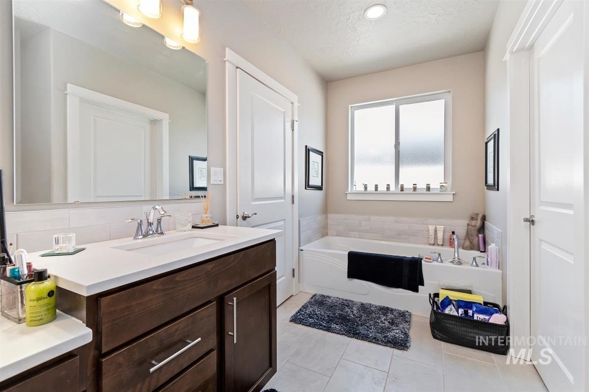 7680 W Blackberry Ct., Boise, Idaho 83709, 4 Bedrooms, 2.5 Bathrooms, Residential For Sale, Price $519,900,MLS 98996491