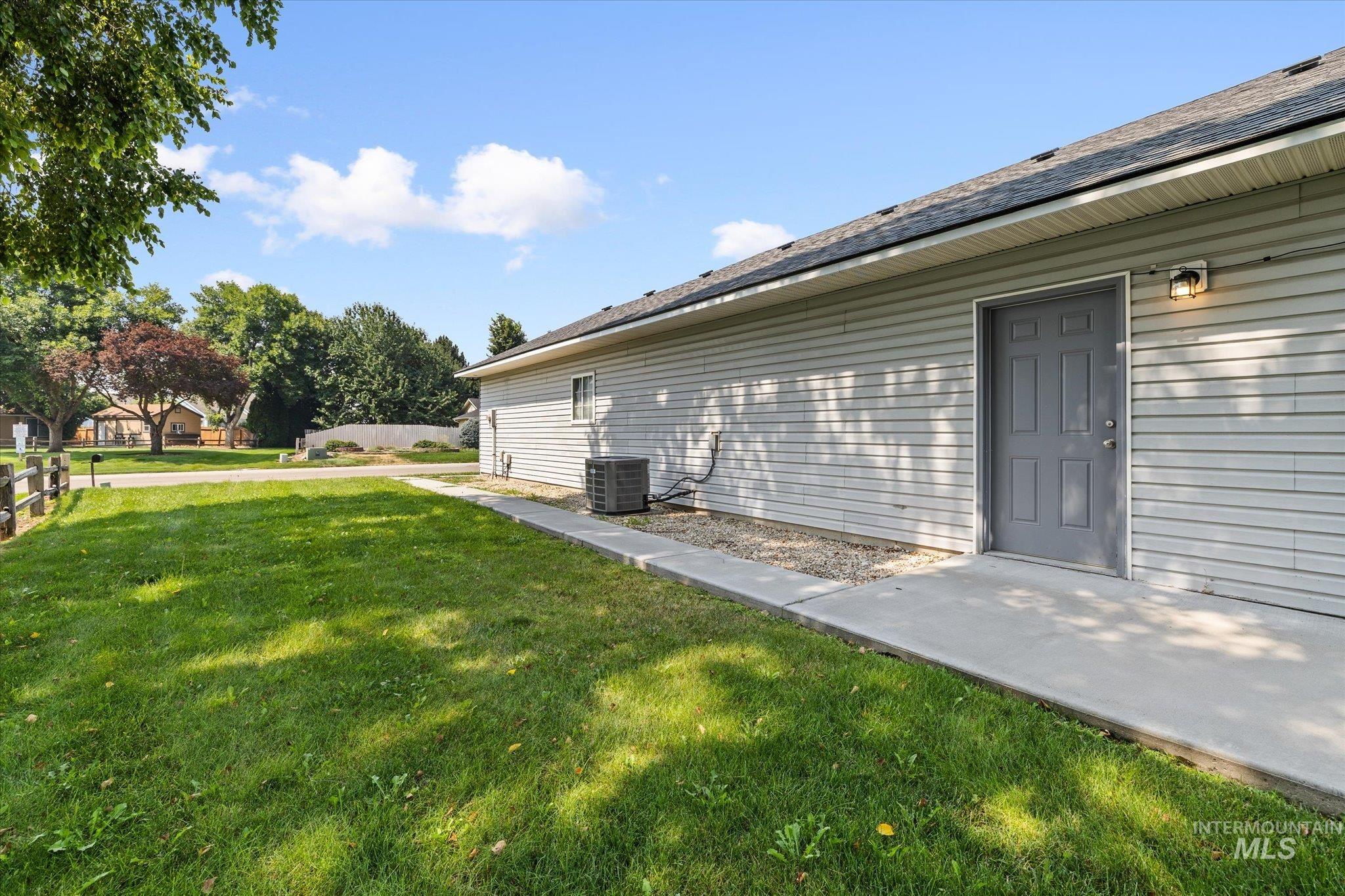 3892 E Eisenhower Dr, Meridian, Idaho 83642, 4 Bedrooms, 4 Bathrooms, Residential For Sale, Price $559,900,MLS 98996495