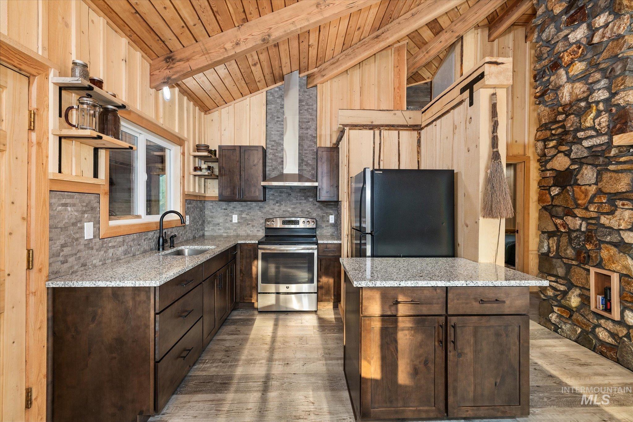 30 Timberline Dr, Garden Valley, Idaho 83622, 2 Bedrooms, 2 Bathrooms, Residential For Sale, Price $489,900,MLS 98996507