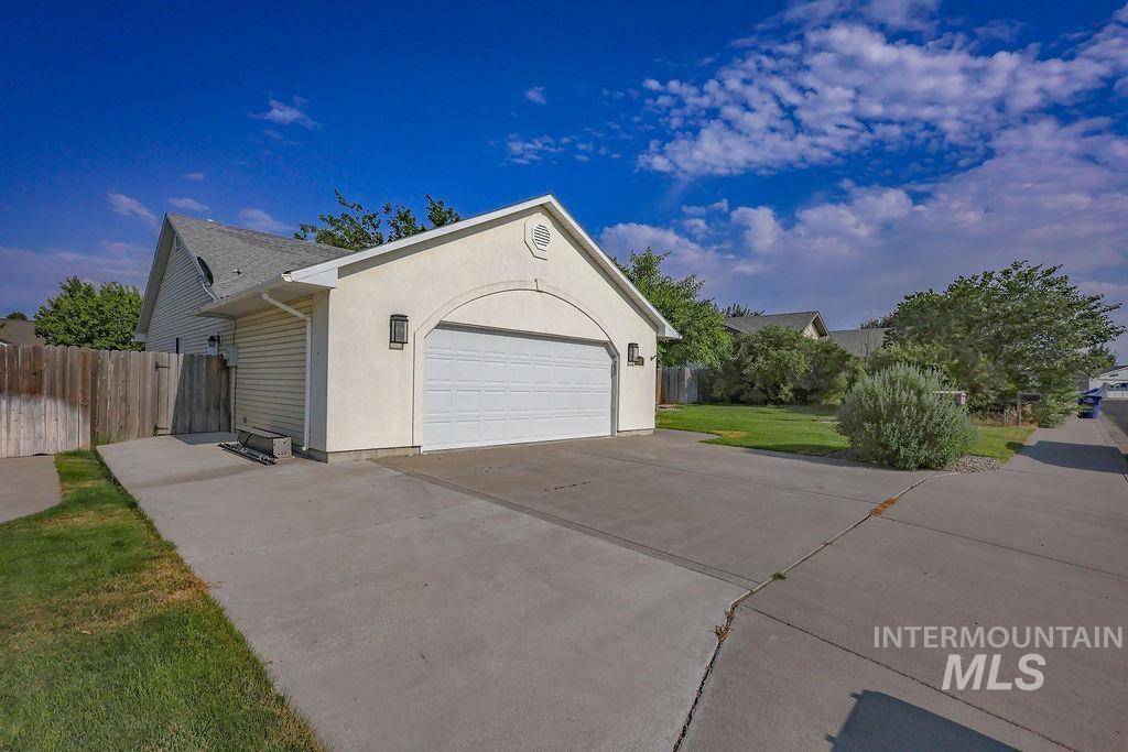 292 Whispering Pine, Twin Falls, Idaho 83301, 3 Bedrooms, 2 Bathrooms, Residential For Sale, Price $425,000,MLS 98996512