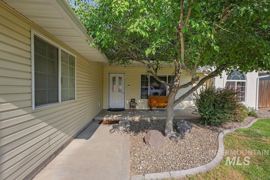 292 Whispering Pine, Twin Falls, Idaho 83301, 3 Bedrooms, 2 Bathrooms, Residential For Sale, Price $425,000,MLS 98996512