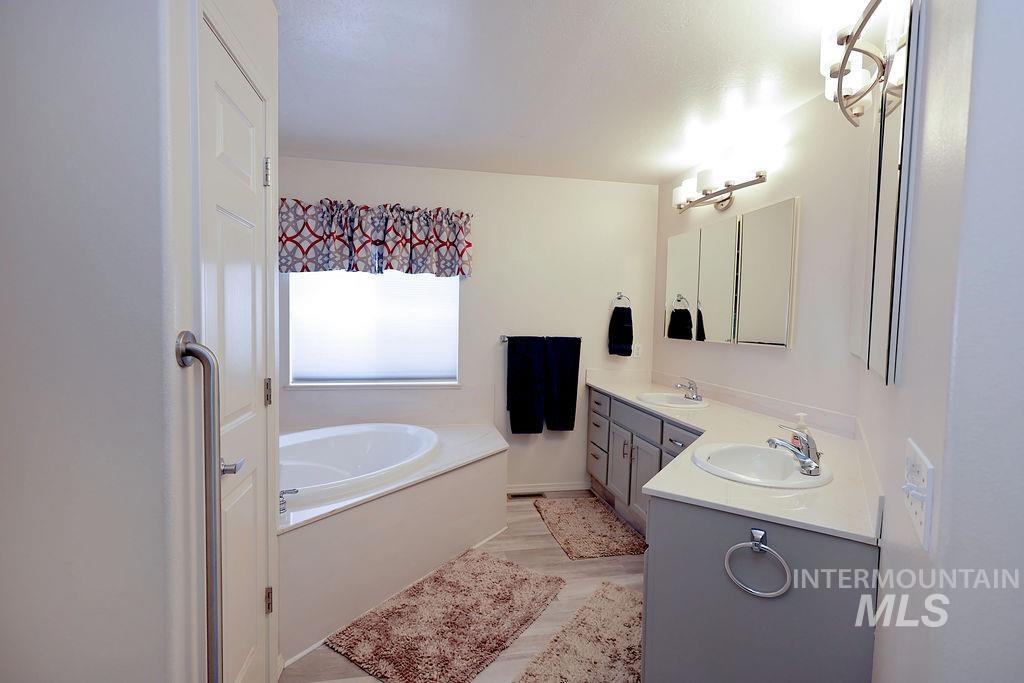 292 Whispering Pine, Twin Falls, Idaho 83301, 3 Bedrooms, 2 Bathrooms, Residential For Sale, Price $425,000,MLS 98996512