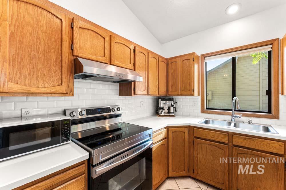 2317 W Rainfall St, Meridian, Idaho 83646, 3 Bedrooms, 2 Bathrooms, Residential For Sale, Price $435,000,MLS 98996517