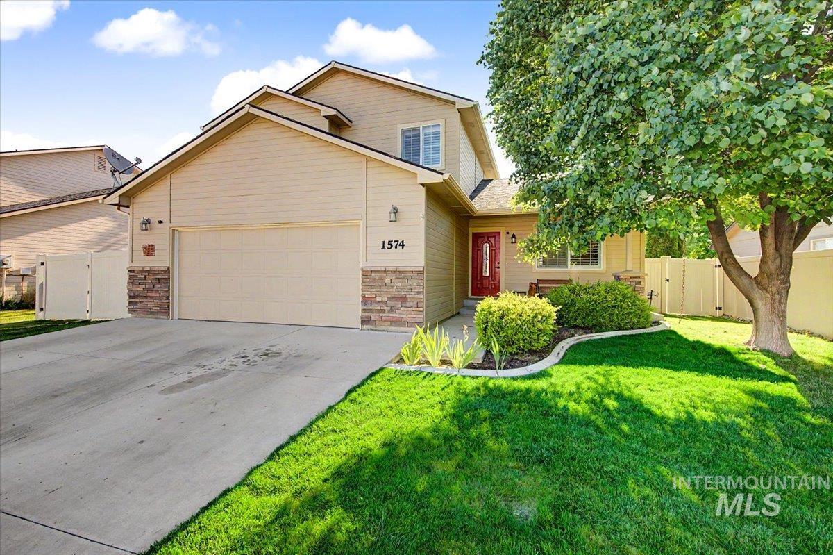 1574 S Glasgow, Nampa, Idaho 83686, 3 Bedrooms, 2.5 Bathrooms, Residential For Sale, Price $425,000,MLS 98996522