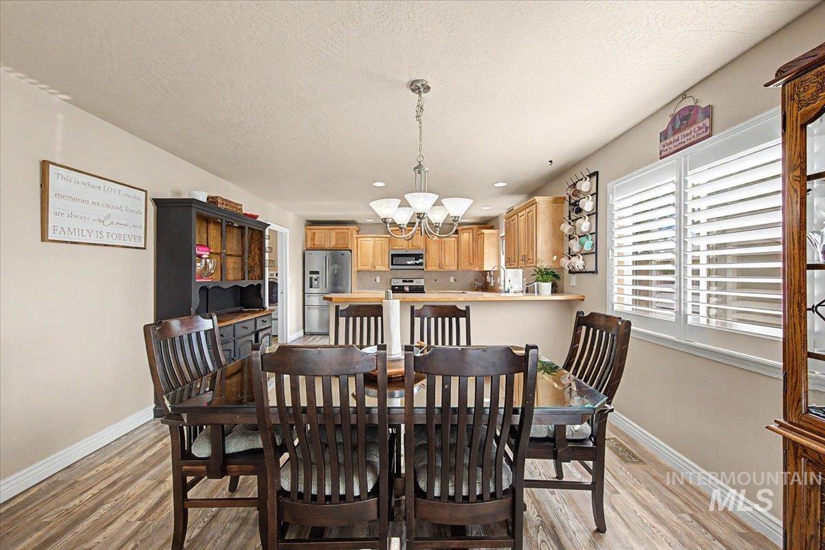 1574 S Glasgow, Nampa, Idaho 83686, 3 Bedrooms, 2.5 Bathrooms, Residential For Sale, Price $425,000,MLS 98996522