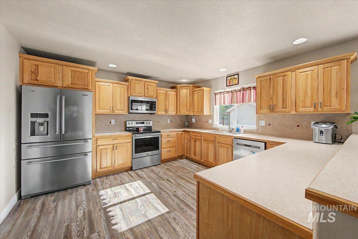1574 S Glasgow, Nampa, Idaho 83686, 3 Bedrooms, 2.5 Bathrooms, Residential For Sale, Price $425,000,MLS 98996522