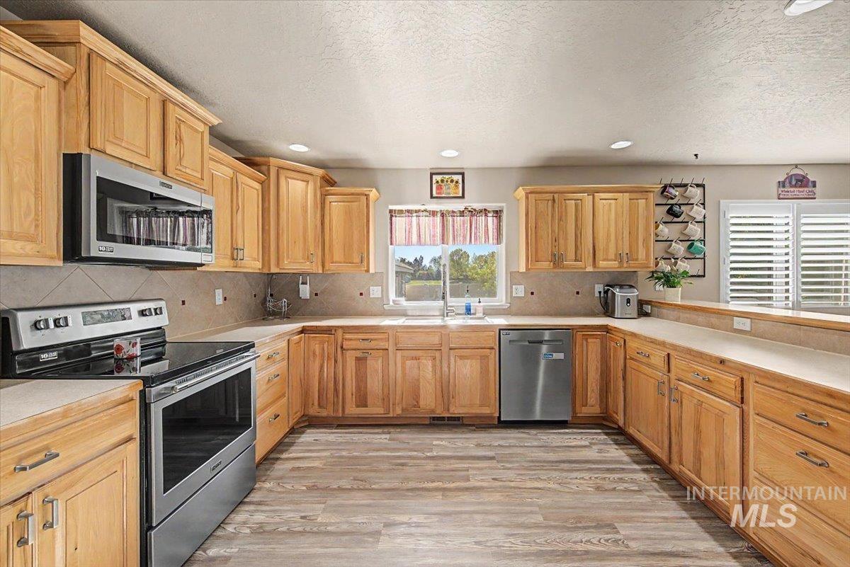 1574 S Glasgow, Nampa, Idaho 83686, 3 Bedrooms, 2.5 Bathrooms, Residential For Sale, Price $425,000,MLS 98996522