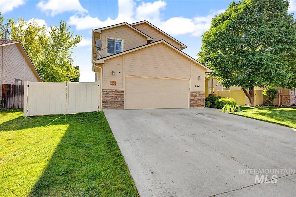 1574 S Glasgow, Nampa, Idaho 83686, 3 Bedrooms, 2.5 Bathrooms, Residential For Sale, Price $425,000,MLS 98996522