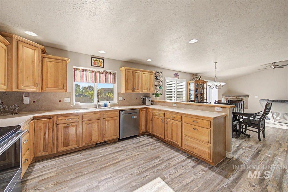 1574 S Glasgow, Nampa, Idaho 83686, 3 Bedrooms, 2.5 Bathrooms, Residential For Sale, Price $425,000,MLS 98996522