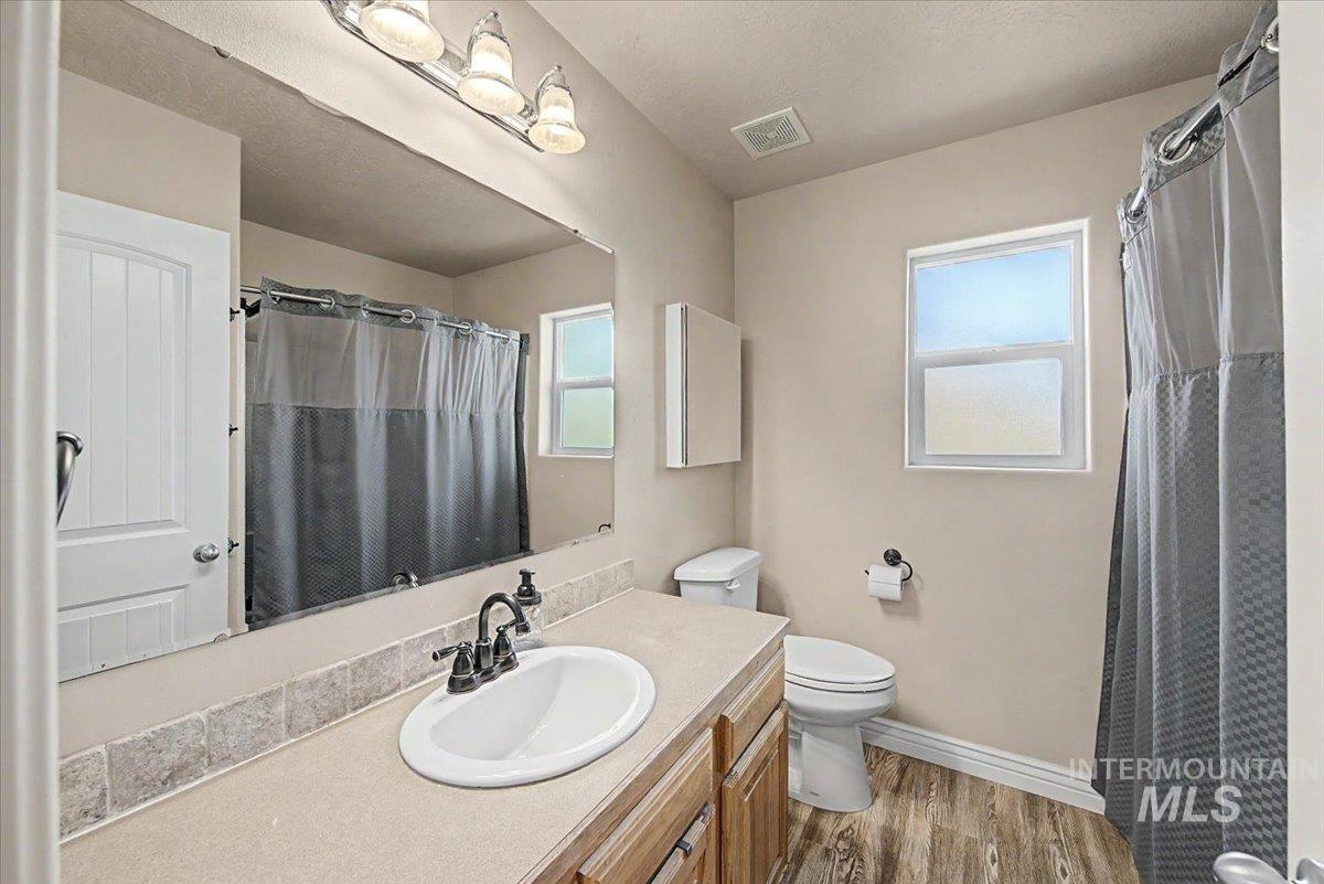 1574 S Glasgow, Nampa, Idaho 83686, 3 Bedrooms, 2.5 Bathrooms, Residential For Sale, Price $425,000,MLS 98996522