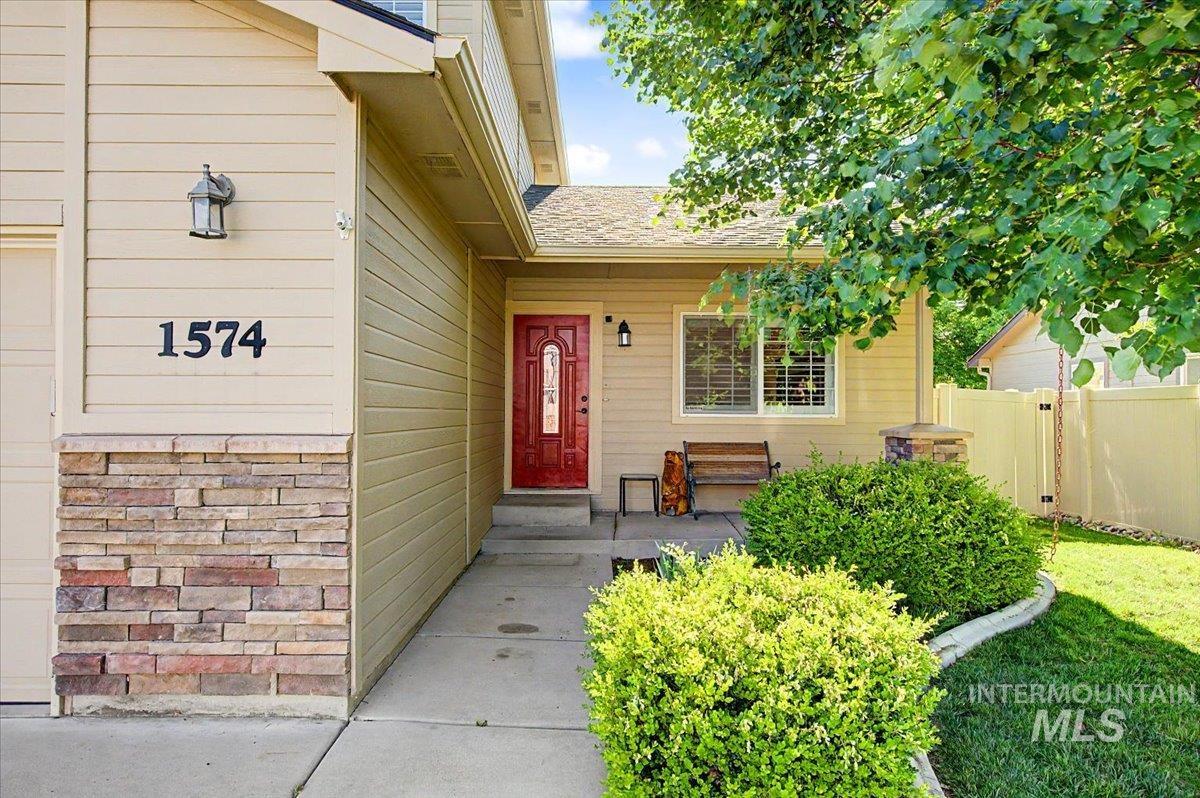 1574 S Glasgow, Nampa, Idaho 83686, 3 Bedrooms, 2.5 Bathrooms, Residential For Sale, Price $425,000,MLS 98996522