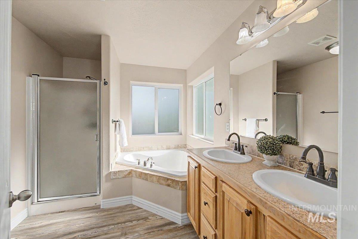 1574 S Glasgow, Nampa, Idaho 83686, 3 Bedrooms, 2.5 Bathrooms, Residential For Sale, Price $425,000,MLS 98996522
