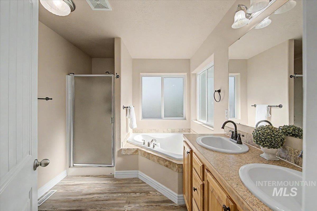 1574 S Glasgow, Nampa, Idaho 83686, 3 Bedrooms, 2.5 Bathrooms, Residential For Sale, Price $425,000,MLS 98996522