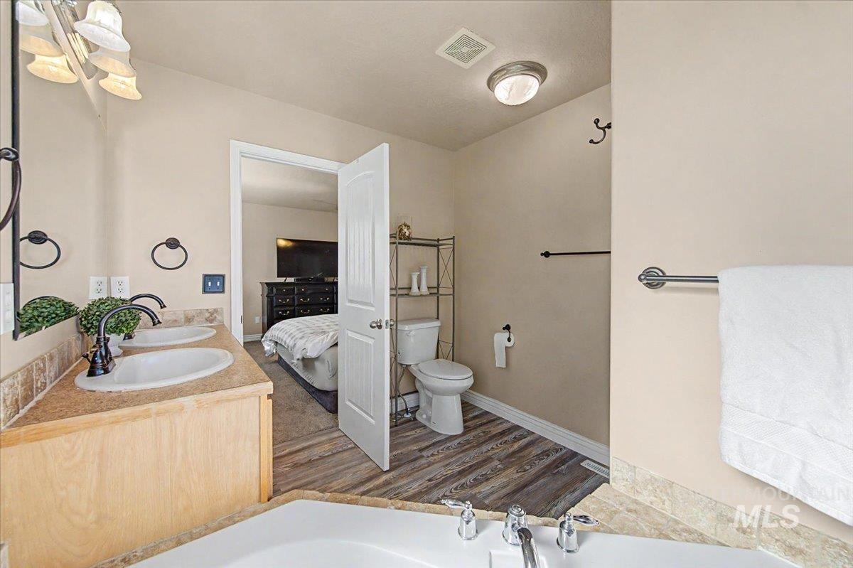 1574 S Glasgow, Nampa, Idaho 83686, 3 Bedrooms, 2.5 Bathrooms, Residential For Sale, Price $425,000,MLS 98996522