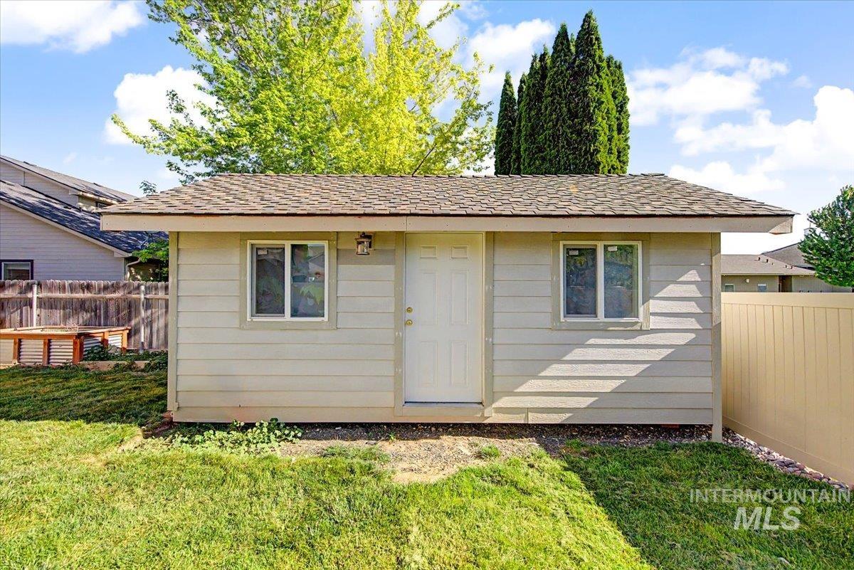1574 S Glasgow, Nampa, Idaho 83686, 3 Bedrooms, 2.5 Bathrooms, Residential For Sale, Price $425,000,MLS 98996522