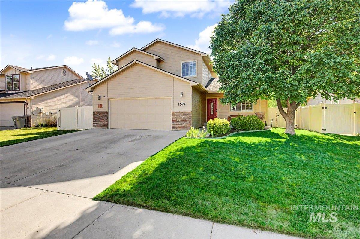 1574 S Glasgow, Nampa, Idaho 83686, 3 Bedrooms, 2.5 Bathrooms, Residential For Sale, Price $425,000,MLS 98996522