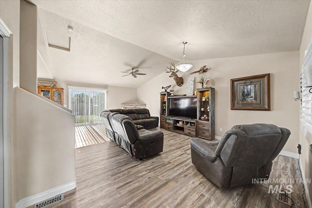 1574 S Glasgow, Nampa, Idaho 83686, 3 Bedrooms, 2.5 Bathrooms, Residential For Sale, Price $425,000,MLS 98996522