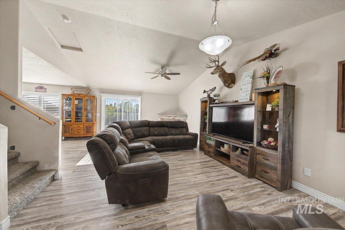 1574 S Glasgow, Nampa, Idaho 83686, 3 Bedrooms, 2.5 Bathrooms, Residential For Sale, Price $425,000,MLS 98996522