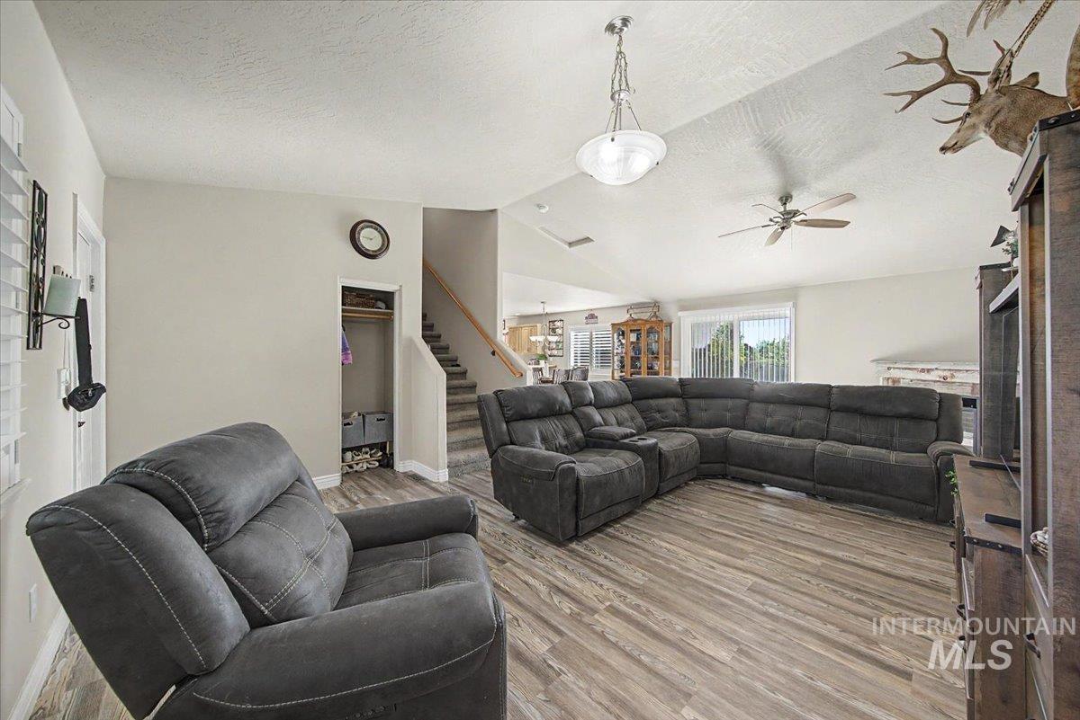 1574 S Glasgow, Nampa, Idaho 83686, 3 Bedrooms, 2.5 Bathrooms, Residential For Sale, Price $425,000,MLS 98996522