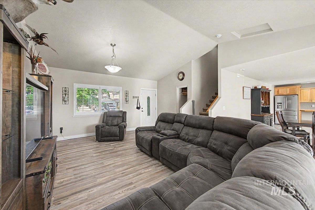 1574 S Glasgow, Nampa, Idaho 83686, 3 Bedrooms, 2.5 Bathrooms, Residential For Sale, Price $425,000,MLS 98996522