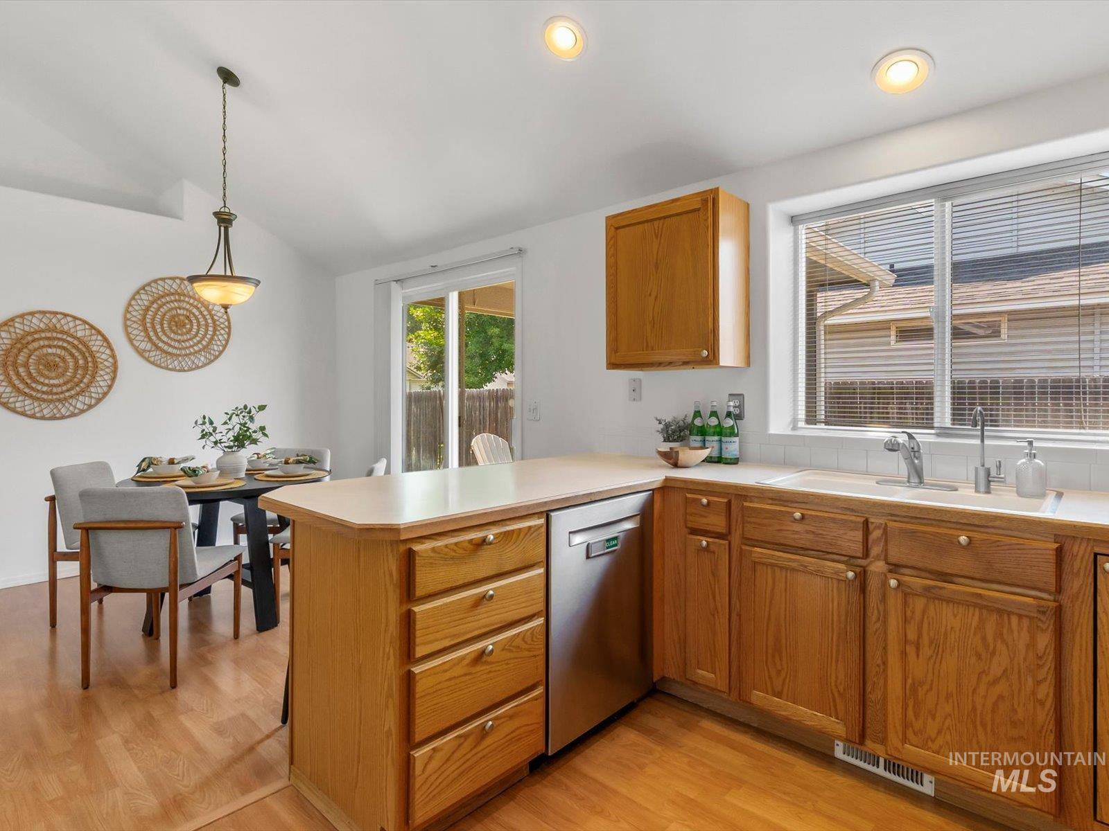 483 S Floyd Dr, Boise, Idaho 83709, 3 Bedrooms, 2 Bathrooms, Residential For Sale, Price $429,000,MLS 98996573
