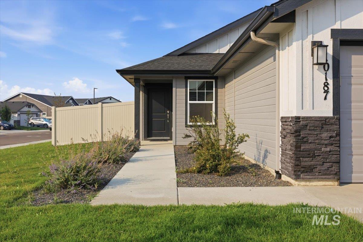 10187 Longtail Drive, Nampa, Idaho 83687, 3 Bedrooms, 2 Bathrooms, Residential For Sale, Price $434,900,MLS 98996575