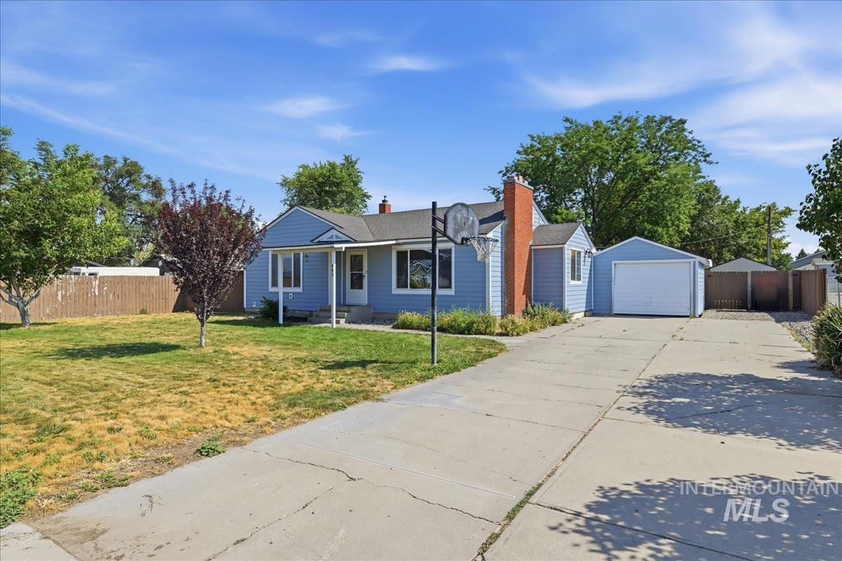 803 Falls Avenue West, Twin Falls, Idaho 83301, 4 Bedrooms, 1.5 Bathrooms, Residential For Sale, Price $350,000,MLS 98996590