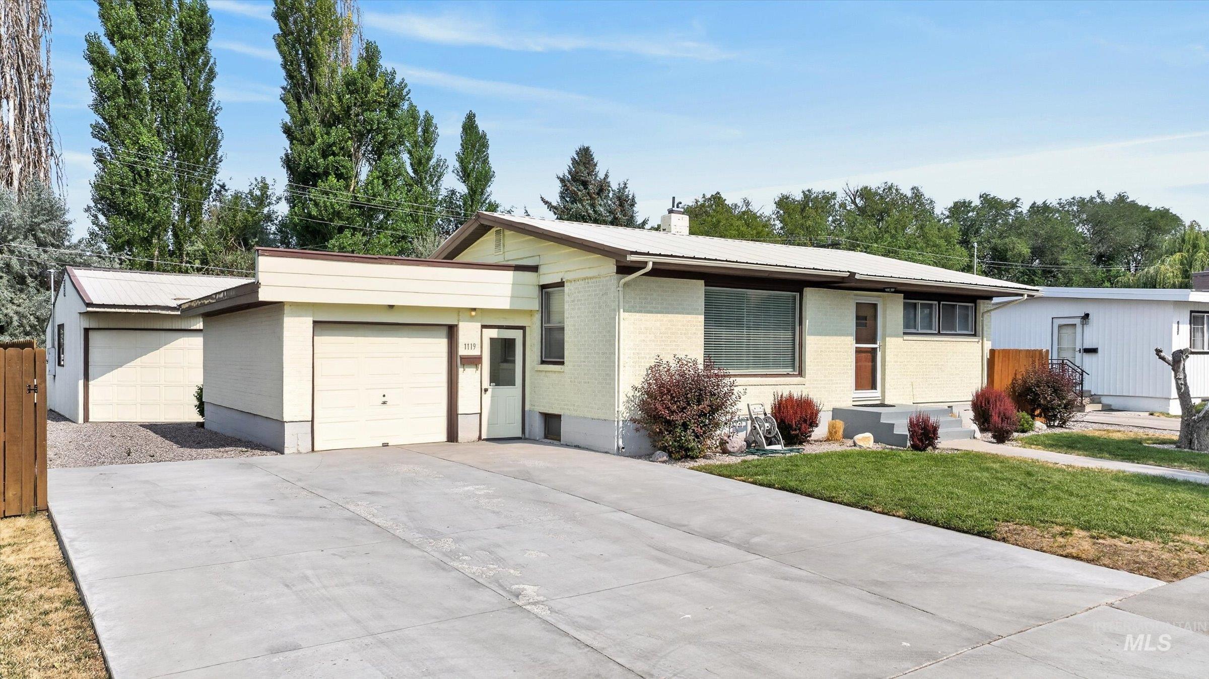 1119 Meadowbrook Ln, Pocatello, Idaho 83201, 3 Bedrooms, 2 Bathrooms, Residential For Sale, Price $389,900,MLS 98996789