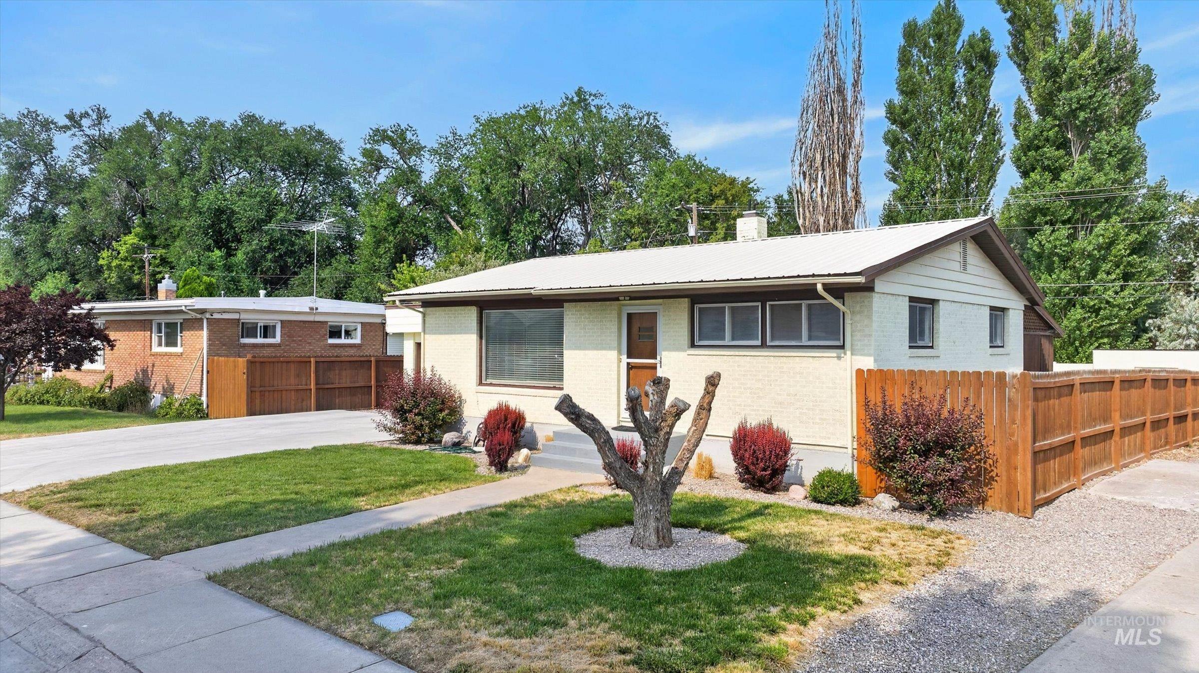 1119 Meadowbrook Ln, Pocatello, Idaho 83201, 3 Bedrooms, 2 Bathrooms, Residential For Sale, Price $389,900,MLS 98996789