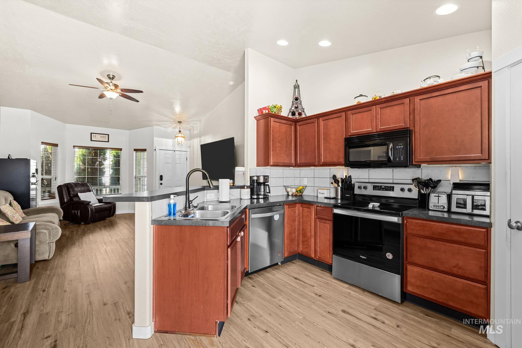 11863 Edgemoor St, Caldwell, Idaho 83605, 3 Bedrooms, 2 Bathrooms, Residential For Sale, Price $369,900,MLS 98996823
