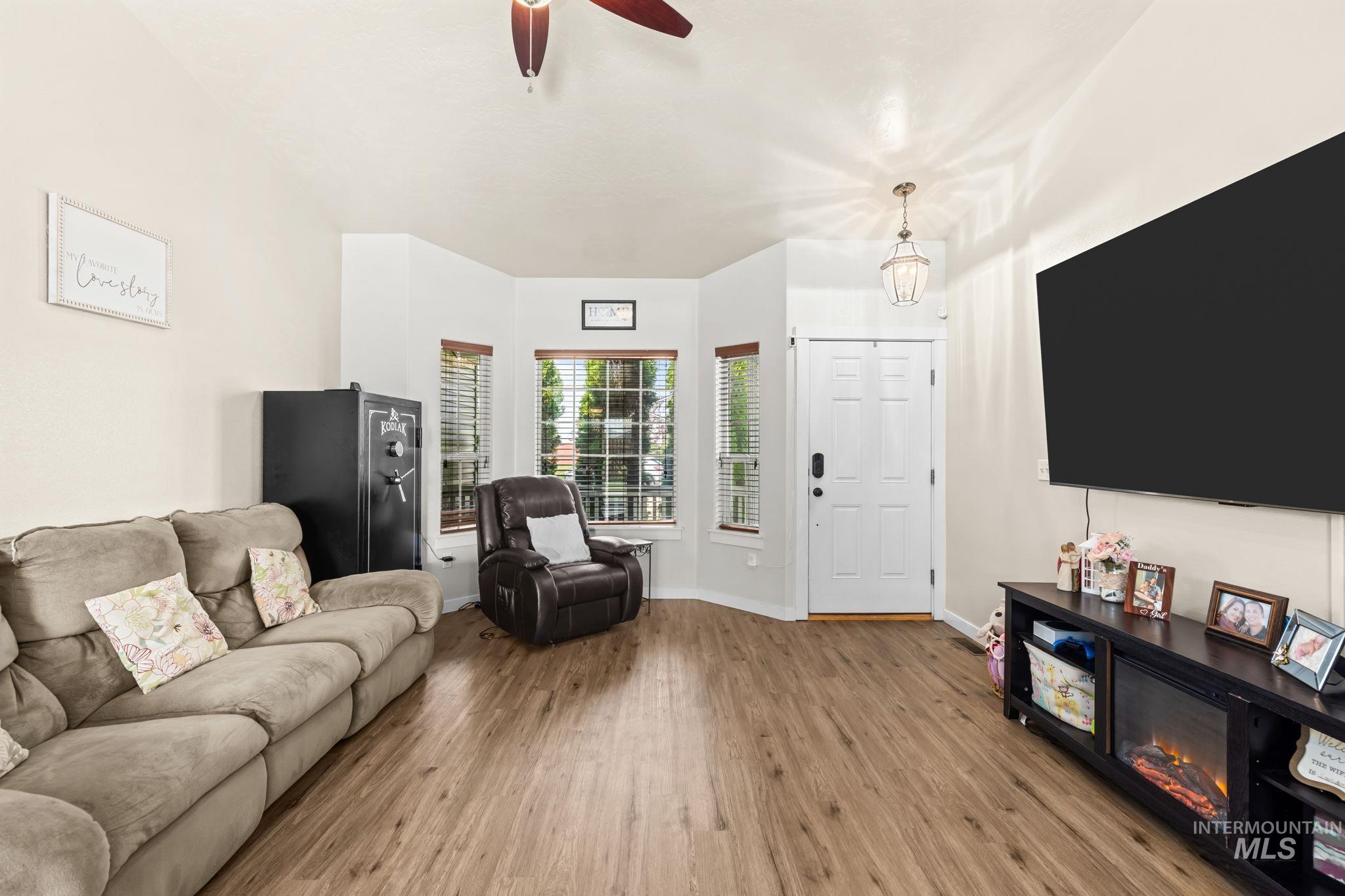11863 Edgemoor St, Caldwell, Idaho 83605, 3 Bedrooms, 2 Bathrooms, Residential For Sale, Price $369,900,MLS 98996823