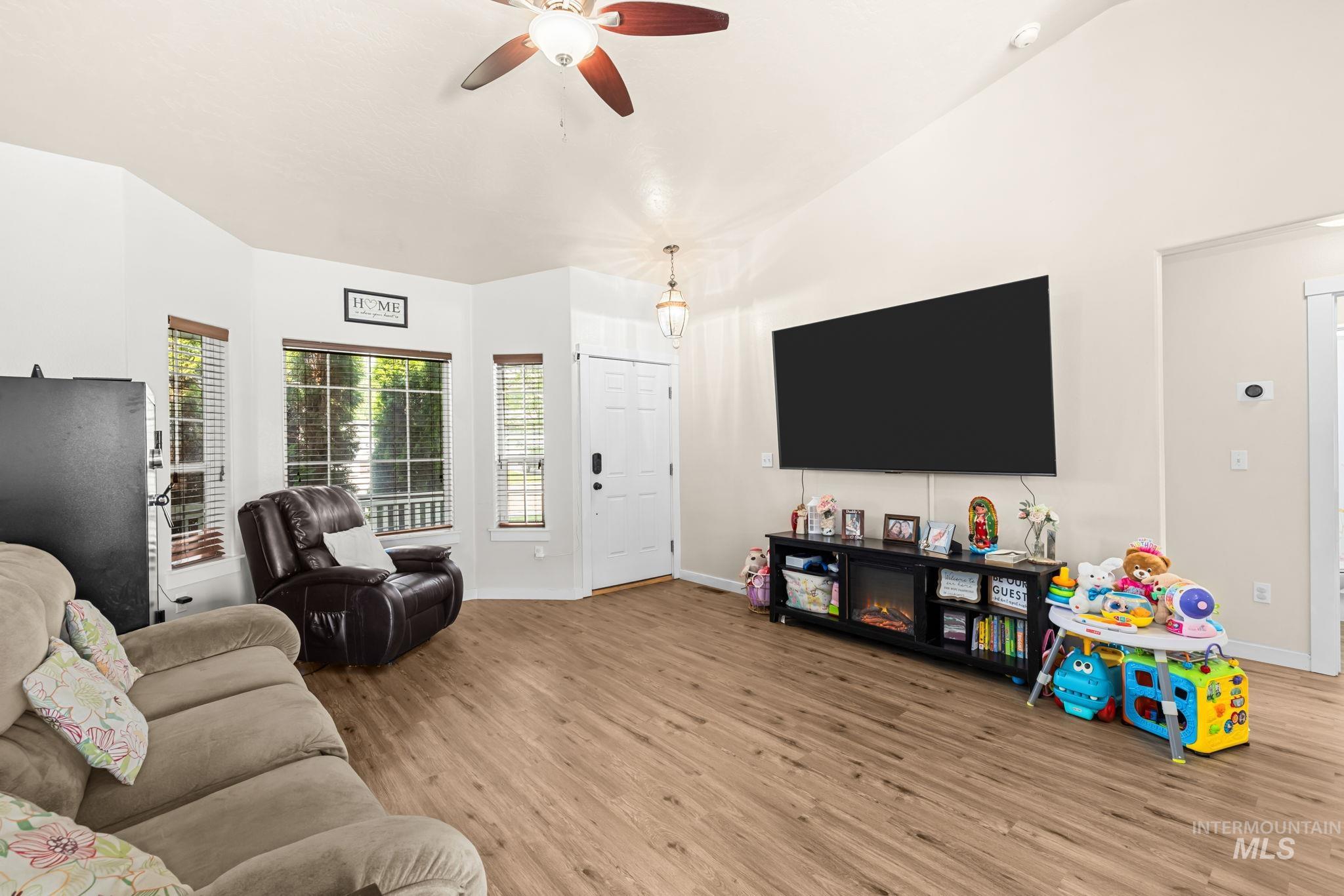 11863 Edgemoor St, Caldwell, Idaho 83605, 3 Bedrooms, 2 Bathrooms, Residential For Sale, Price $369,900,MLS 98996823