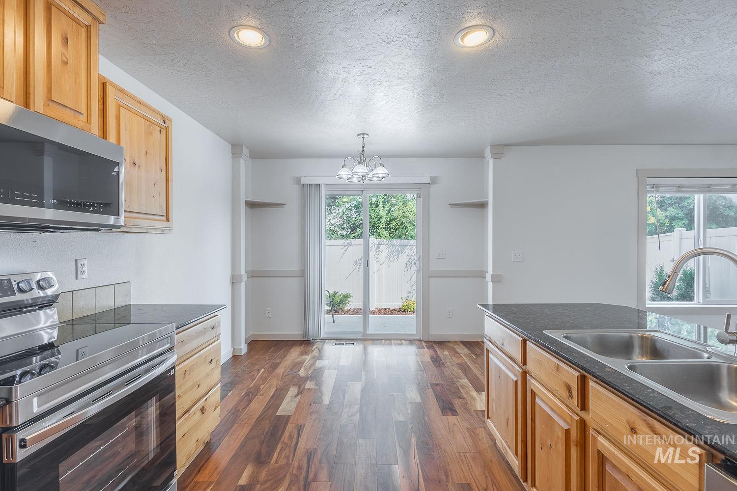 1100 S Barberry Pl, Nampa, Idaho 83686, 3 Bedrooms, 2.5 Bathrooms, Residential For Sale, Price $319,000,MLS 98996824