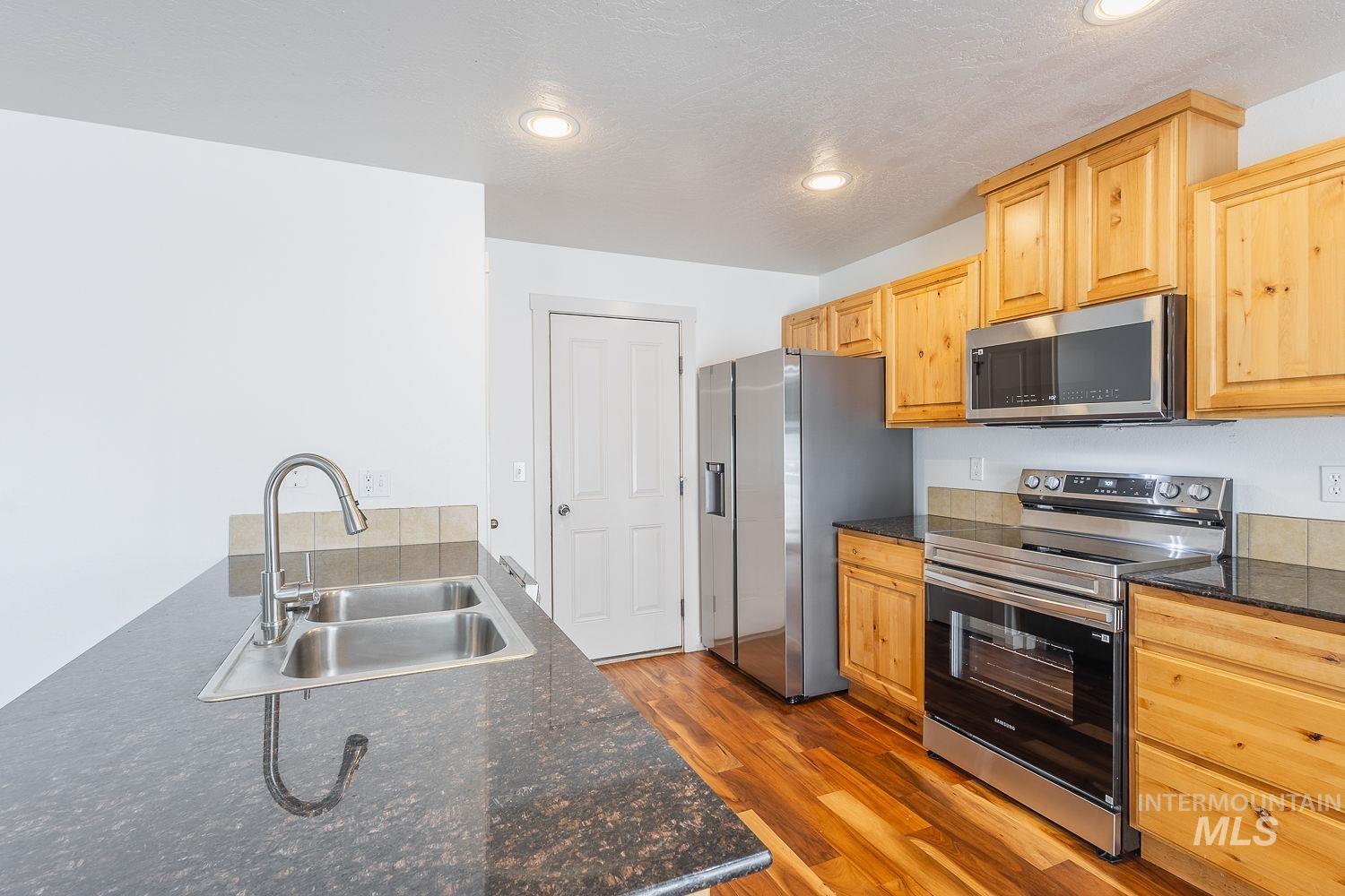 1100 S Barberry Pl, Nampa, Idaho 83686, 3 Bedrooms, 2.5 Bathrooms, Residential For Sale, Price $319,000,MLS 98996824