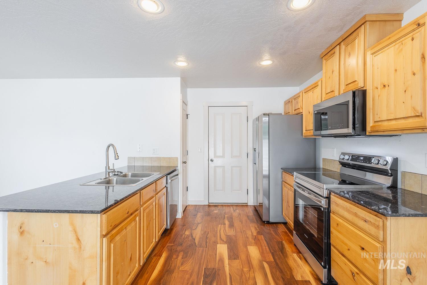 1100 S Barberry Pl, Nampa, Idaho 83686, 3 Bedrooms, 2.5 Bathrooms, Residential For Sale, Price $319,000,MLS 98996824