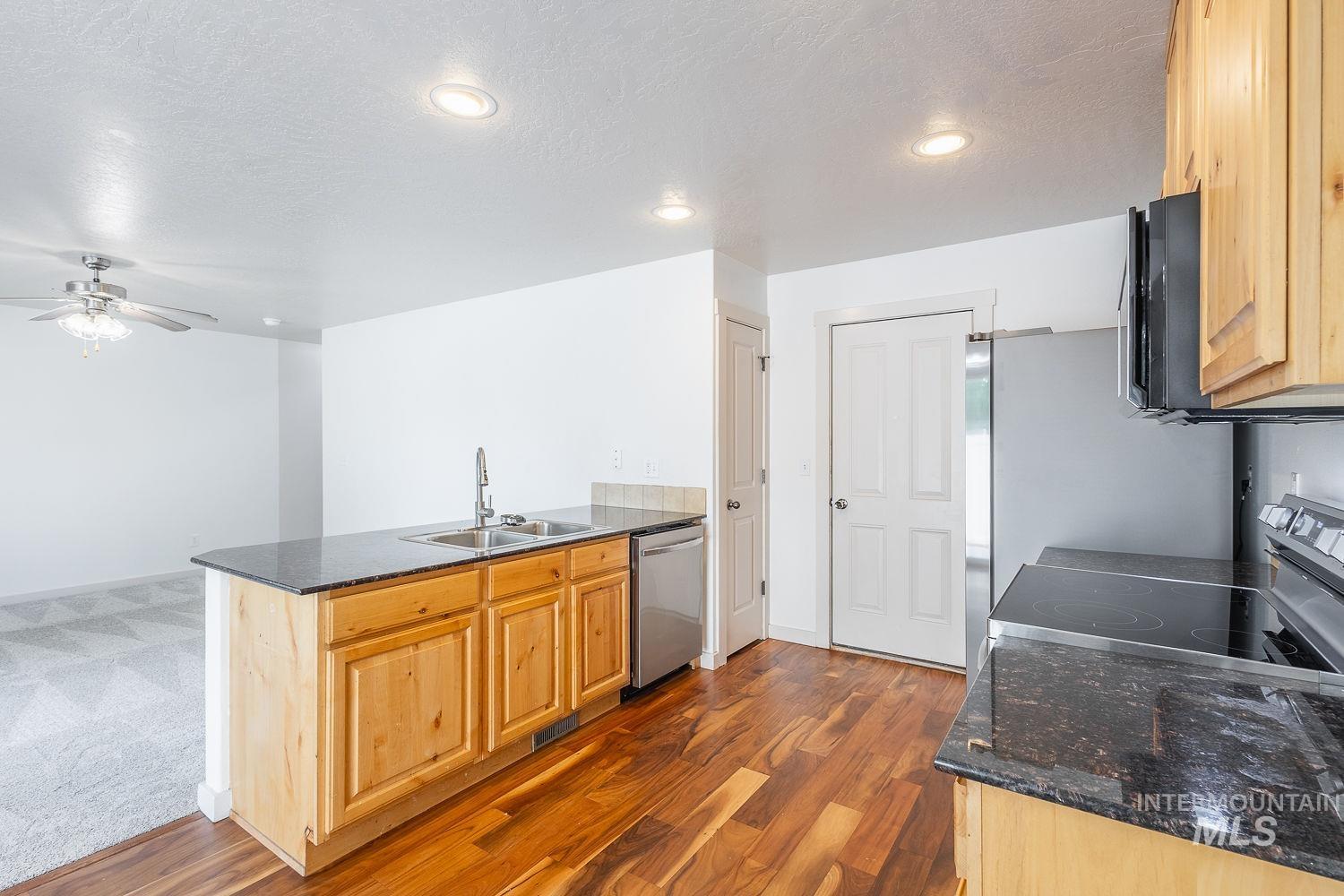 1100 S Barberry Pl, Nampa, Idaho 83686, 3 Bedrooms, 2.5 Bathrooms, Residential For Sale, Price $319,000,MLS 98996824